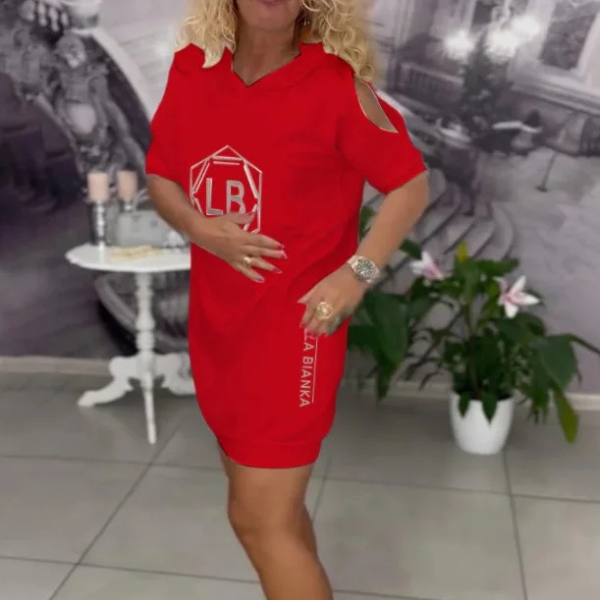 Suknelė su gobtuvu ir raidžių akcentais