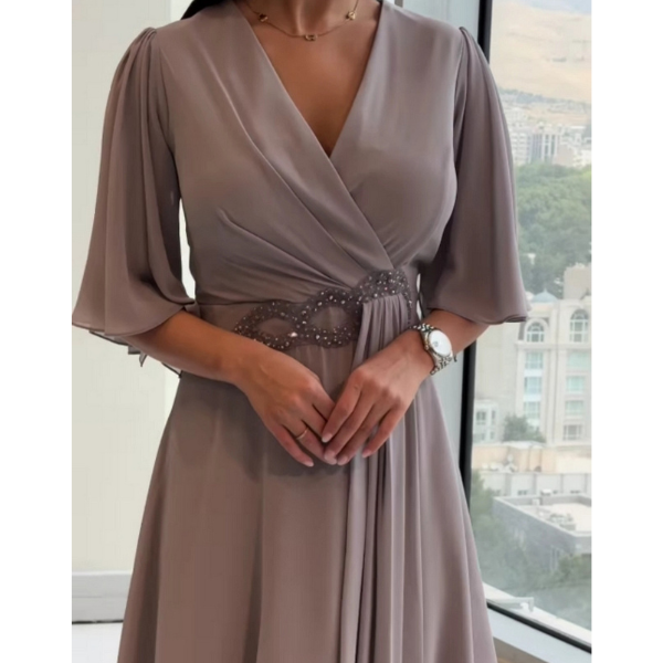 Elegantiška ilga šifoninė suknelė su V formos iškirpte