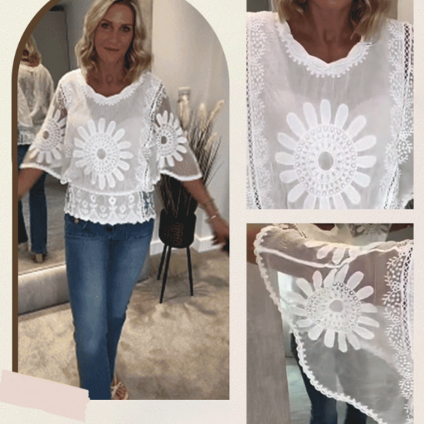 Elegantiška moteriška nėriniuota palaidinė su laisvomis rankovėmis