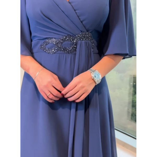 Elegantiška ilga šifoninė suknelė su V formos iškirpte