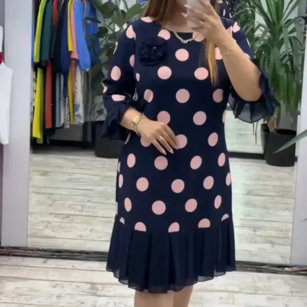 Moteriška klostuota suknelė su taškeliais