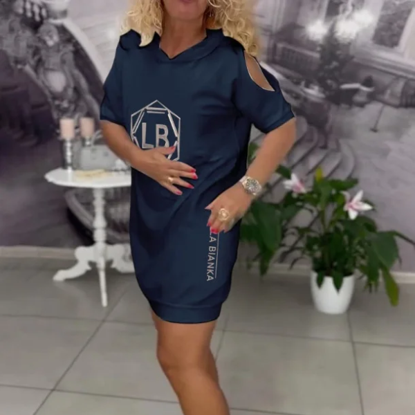 Suknelė su gobtuvu ir raidžių akcentais