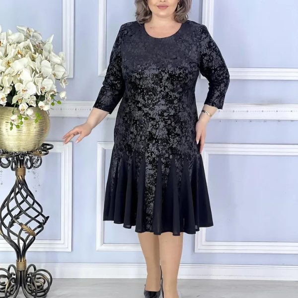 Elegantiška blizgi klostuota suknelė
