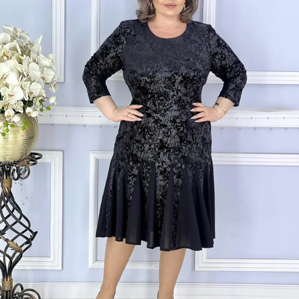 Elegantiška blizgi klostuota suknelė