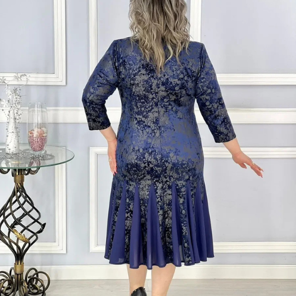 Elegantiška blizgi klostuota suknelė