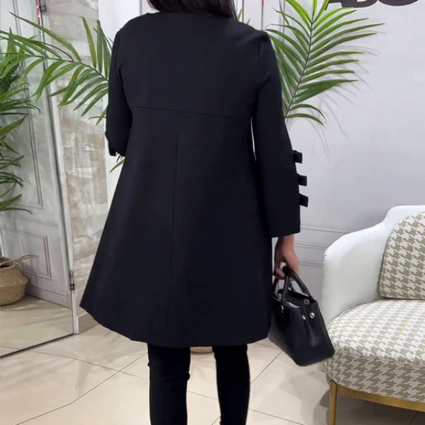 Elegantiška išskirtinio dizaino suknelė su kaspinėliais