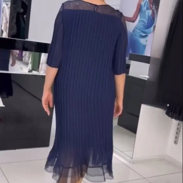 Elegantiška klostuota suknelė ilgomis rankovėmis