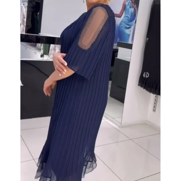 Elegantiška klostuota suknelė ilgomis rankovėmis