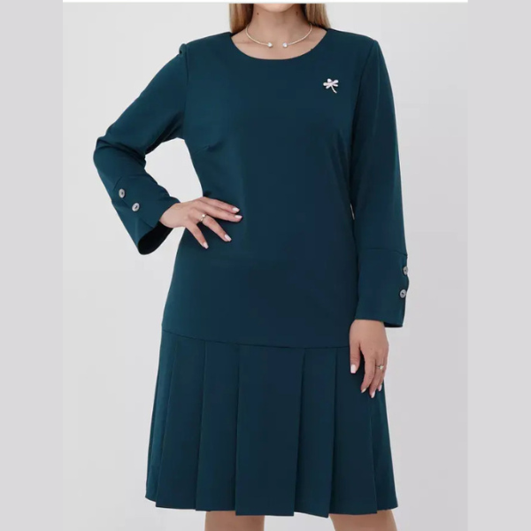 Elegantiška klostuota suknelė papuošta sagomis