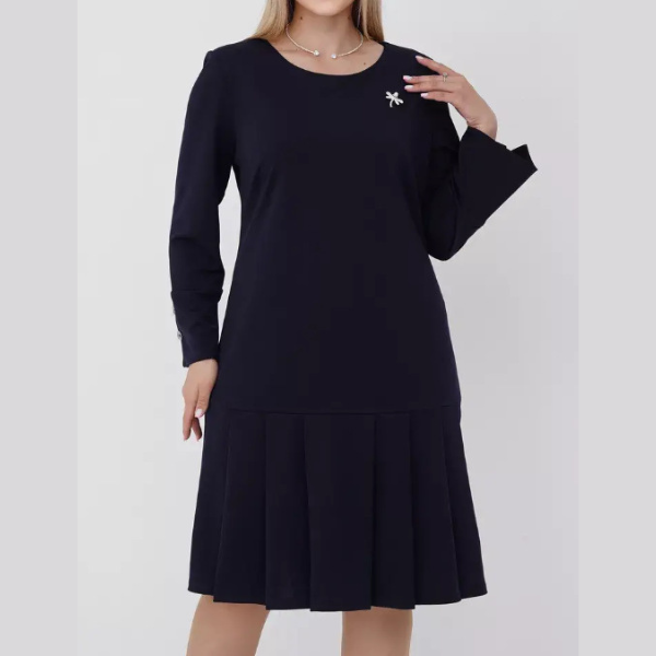 Elegantiška klostuota suknelė papuošta sagomis