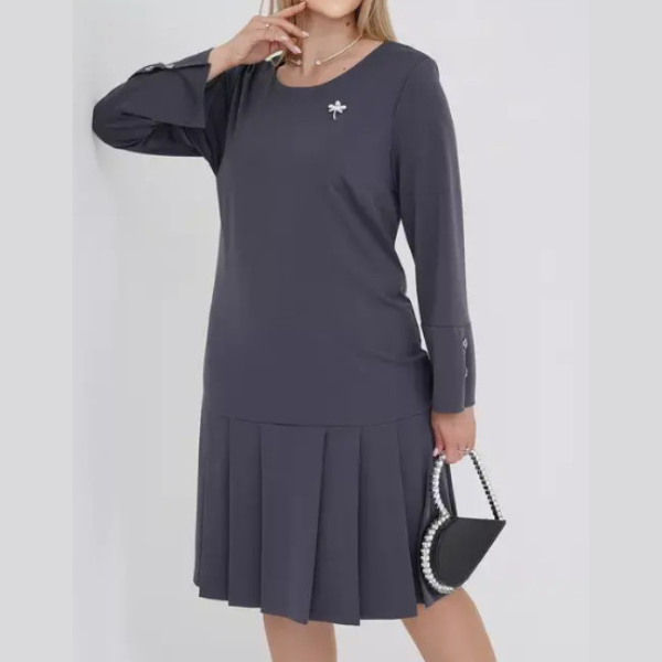 Elegantiška klostuota suknelė papuošta sagomis