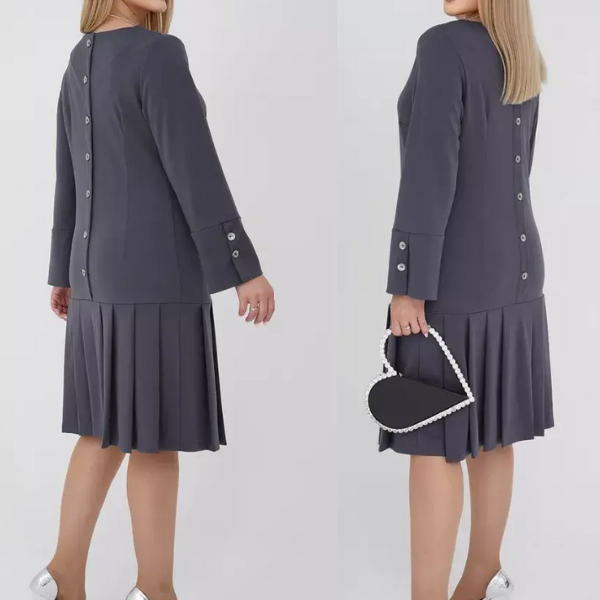 Elegantiška klostuota suknelė papuošta sagomis