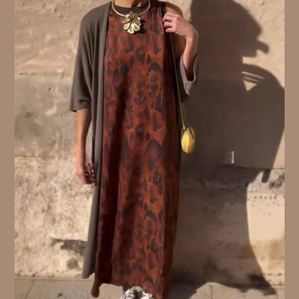 Elegantiškas dviejų dalių kostiumėlis su vintažiniu raštu
