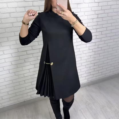 Elegantiška suknelė su klostuota detale