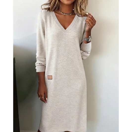 Ilga megzta suknelė su V formos iškirpte