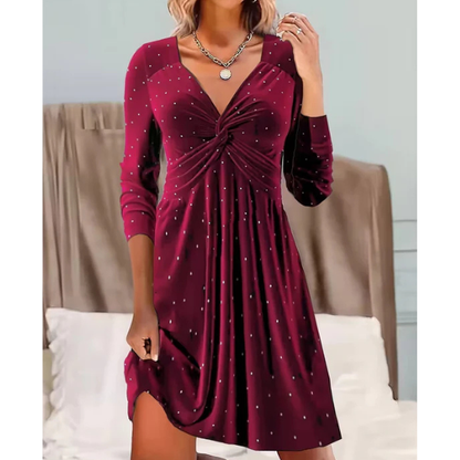 Aksominė elegantiška taškuota suknelė su V formos iškirpte