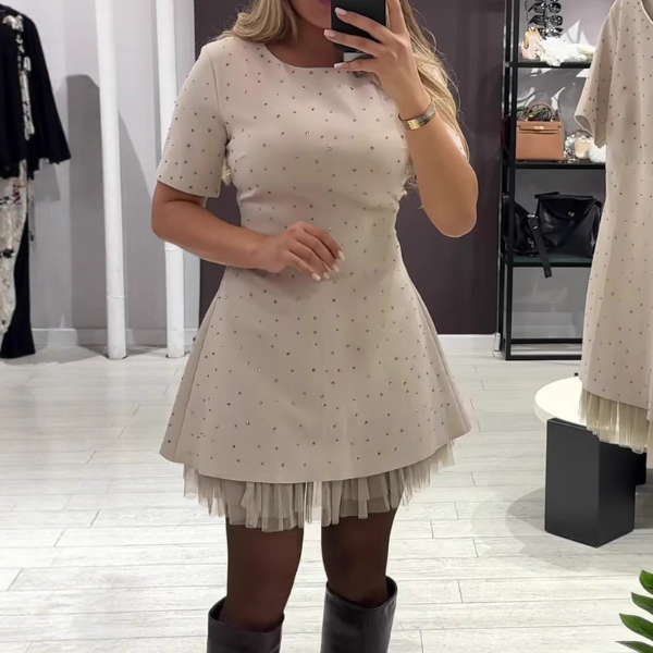 Elegantiška suknelė su žėrinčiu blizgučių raštu