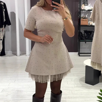 Elegantiška suknelė su žėrinčiu blizgučių raštu