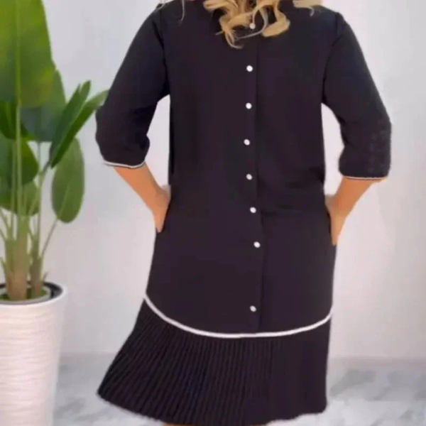 Elegantiška klostuota suknelė su sagutėmis