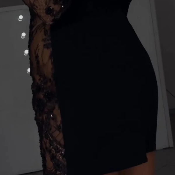 Seksuali mini suknelė su nėriniais ir blizgiais akcentais