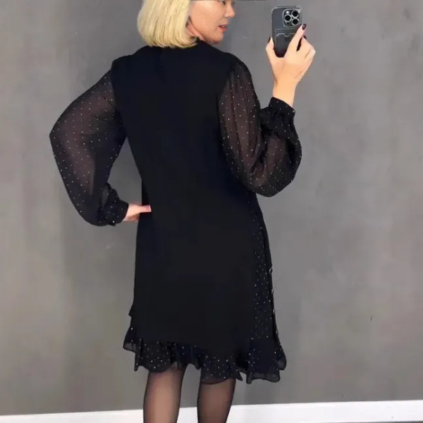 Elegantiška laisvo kirpimo suknelė su blizgiomis detalėmis