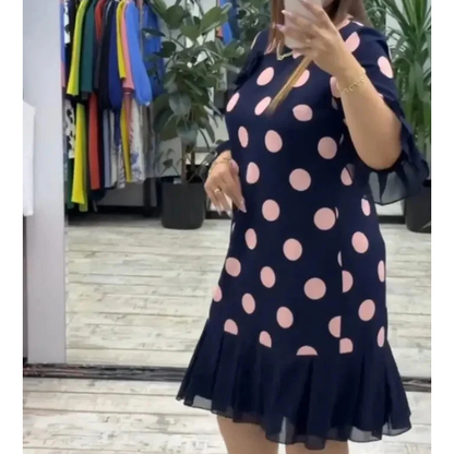 Klostuota suknelė su taškuotais raštais