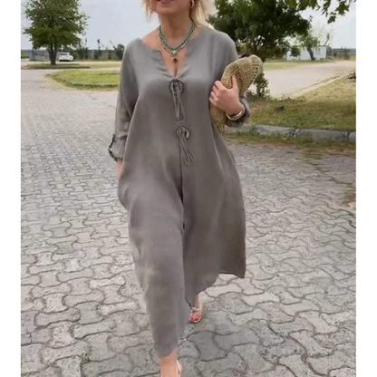 Išskirtinė suknelė su V formos iškirpte bei didelėmis sagomis