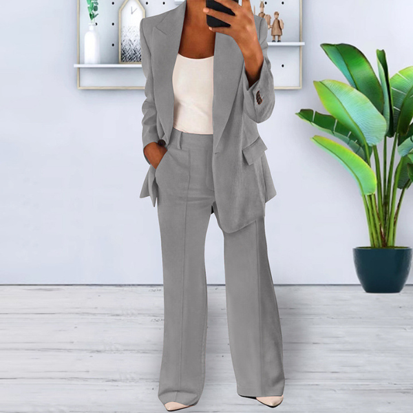Moteriškas klasikinis komplektas su švarku