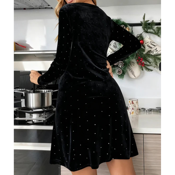 Aksominė elegantiška taškuota suknelė su V formos iškirpte