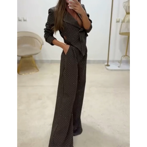 Blizgus asimetrinio švarkelio ir platėjančių kelnių kostiumėlis