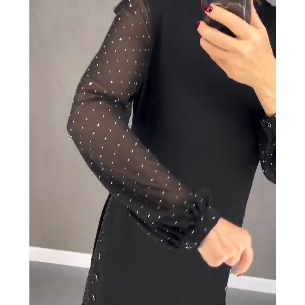 Elegantiška laisvo kirpimo suknelė su blizgiomis detalėmis