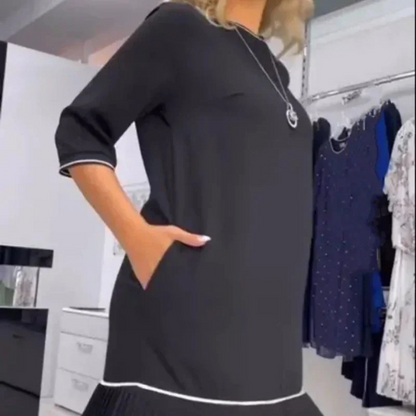 Elegantiška klostuota suknelė su sagutėmis