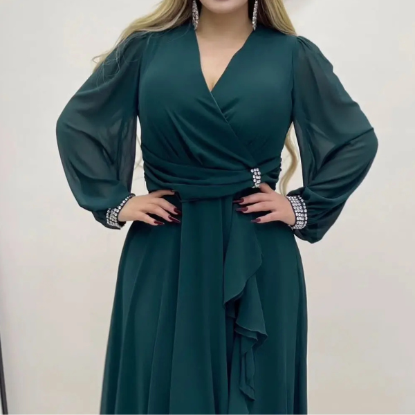 Išskirtinio dizaino elegantiška ilga blizgi suknelė