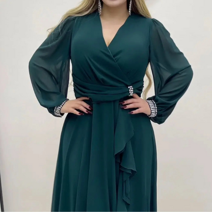Išskirtinio dizaino elegantiška ilga blizgi suknelė