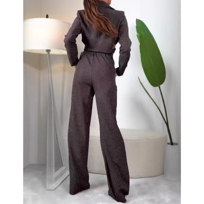 Blizgus asimetrinio švarkelio ir platėjančių kelnių kostiumėlis