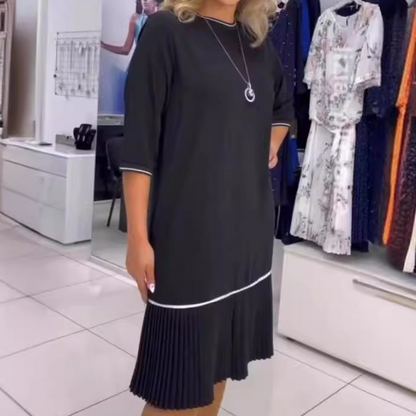 Elegantiška klostuota suknelė su sagutėmis