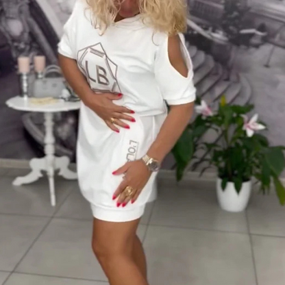 Sportinio stiliaus suknelė atvirais pečiais su gobtuvu