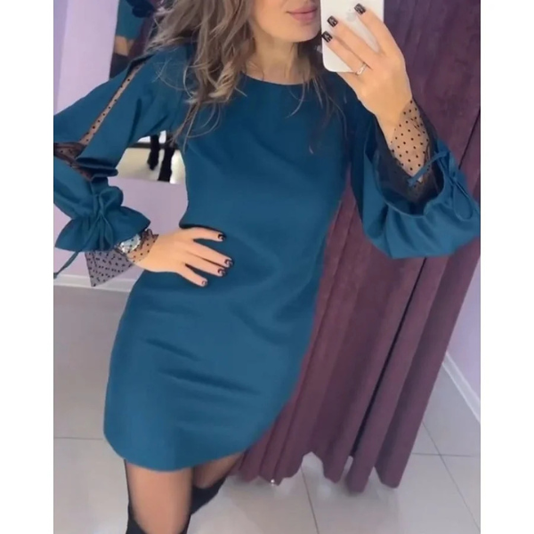 Elegantiška ir šventiška aptempta suknelė su išskirtinėmis rankovėmis