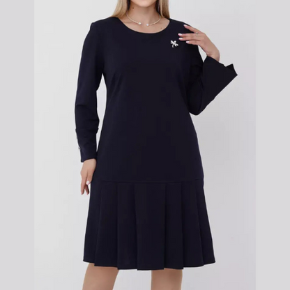 Elegantiška klostuota suknelė papuošta sagomis