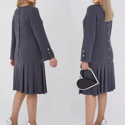 Elegantiška klostuota suknelė papuošta sagomis