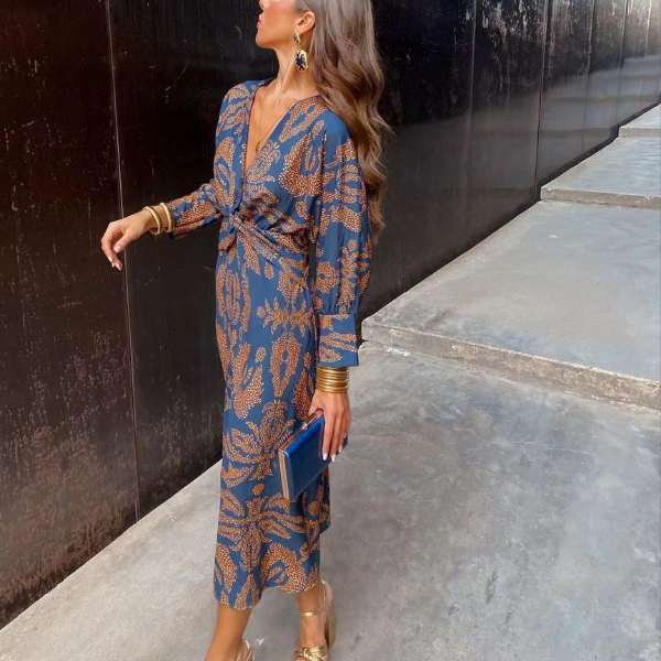 Vintažinio rašto elegantiška suknelė ilgomis rankovėmis